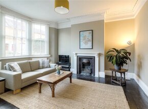 Holly Road, Abington, NN1