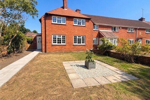 Lansdowne Close, Hampshire, SO51