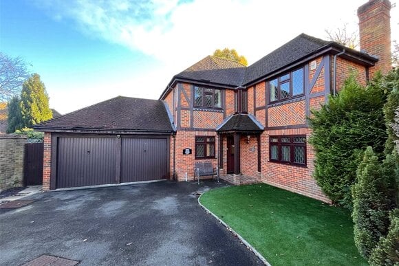 Heywood Drive, Surrey, GU19