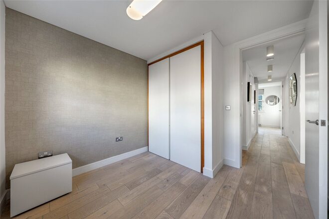 Jade House, London, NW3