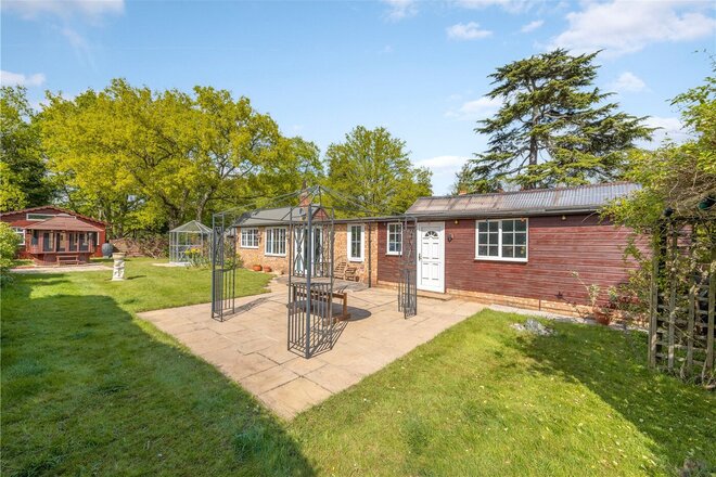 Lyne Crossing Road, Lyne, KT16