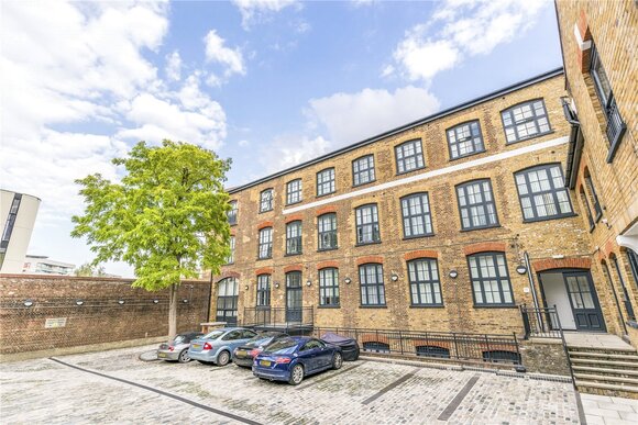 Severn Court, London, E14