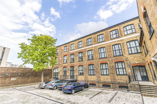 Severn Court, London, E14