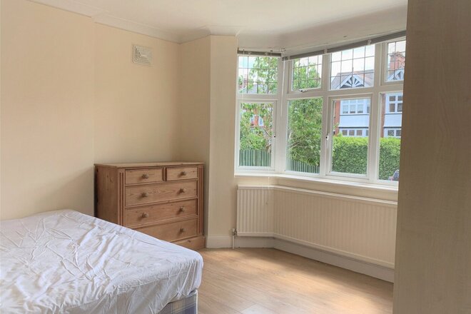 Portsmouth Road, Surrey, KT7