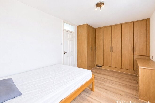 Deena Close, London, W3