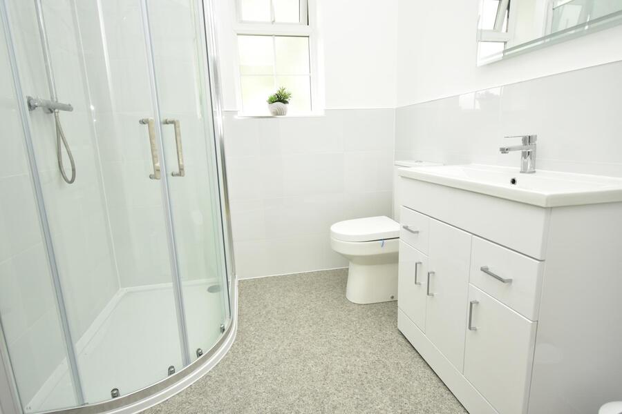 A EN SUITE SHOWER RO