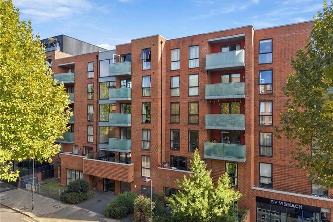 Bathurst Square, London, N15