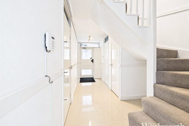 Deena Close, London, W3