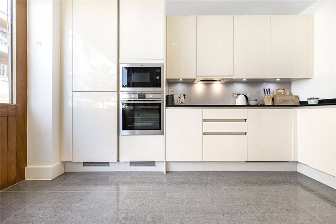 Narrowboat Avenue, Brentford, TW8