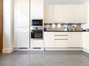 Narrowboat Avenue, Brentford, TW8