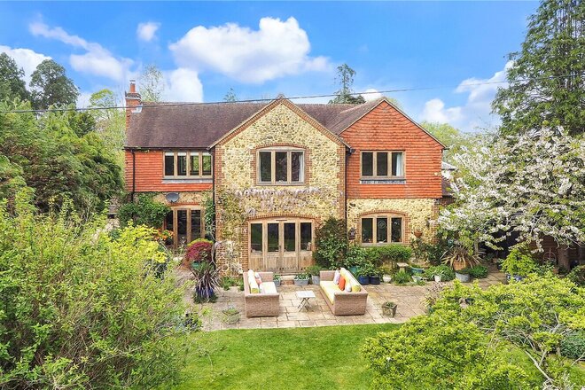 Farnham Road, Hampshire, GU33