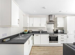 High Street, London, TW8