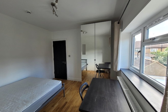 Milton Court Road, London, SE14