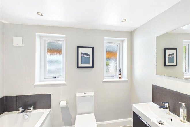 Newbury Road, Thatcham, RG19