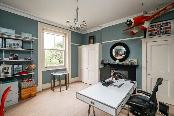 Avenue Crescent, London, W3