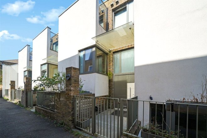 College Yard, London, NW5