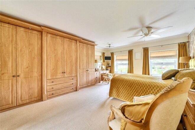 Kestrel Close, Farnham, GU10