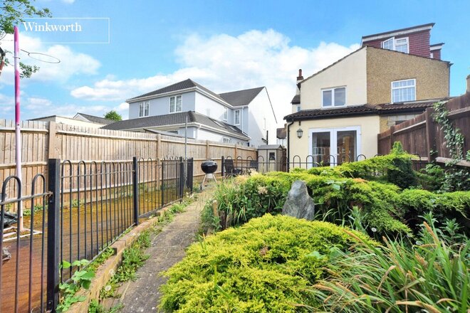 Clarkes Avenue, Worcester Park, KT4