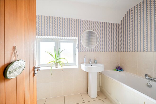 8 The Old Barnyard, Rushall, SN9