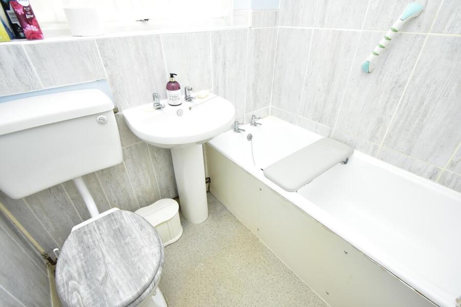 A BATHROOM.JPG