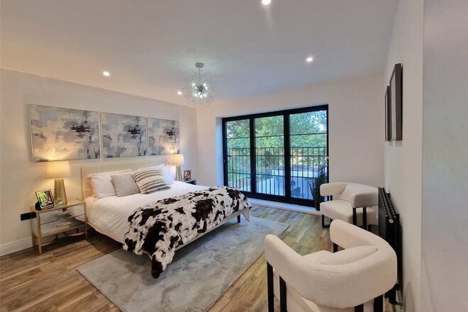 Wellington Avenue, Surrey, GU25