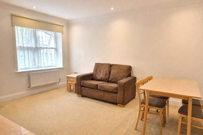 Moon Lane, High Barnet, EN5