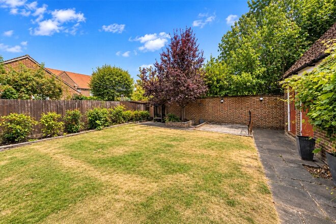 Otterbourne Walk, Sherfield On Loddon, RG27