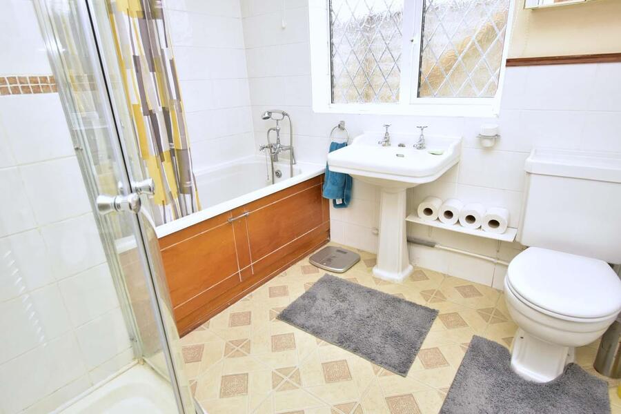 A BATHROOM.JPG