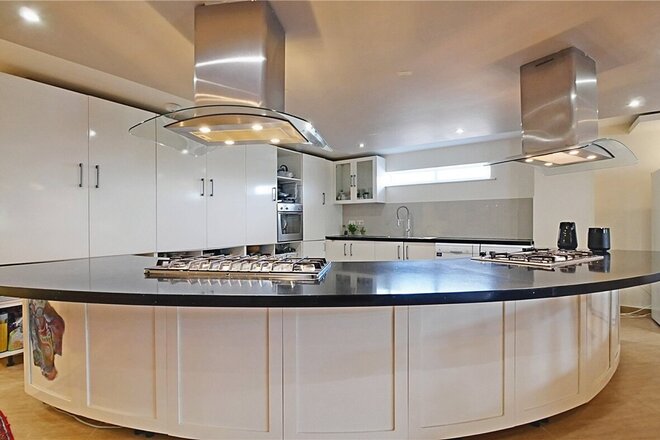 Great West Road, Isleworth, TW7