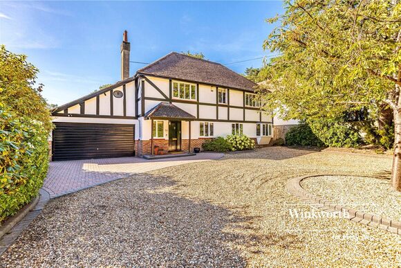 Golf Links Road, Dorset, BH22