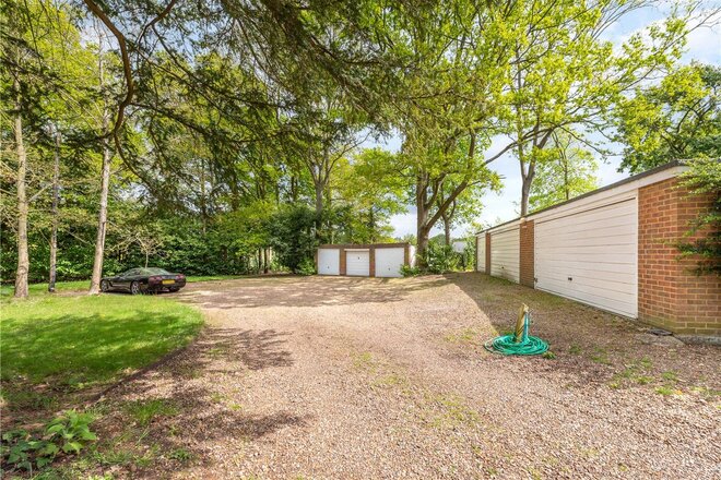 Lyne Crossing Road, Lyne, KT16