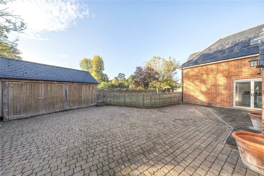 Driveway/Garaging