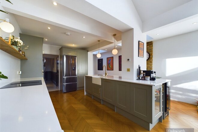 Hook Road, Chessington, KT9