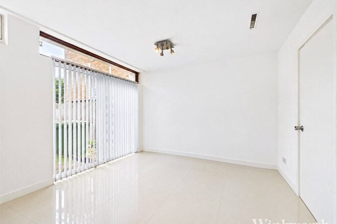 Deena Close, London, W3