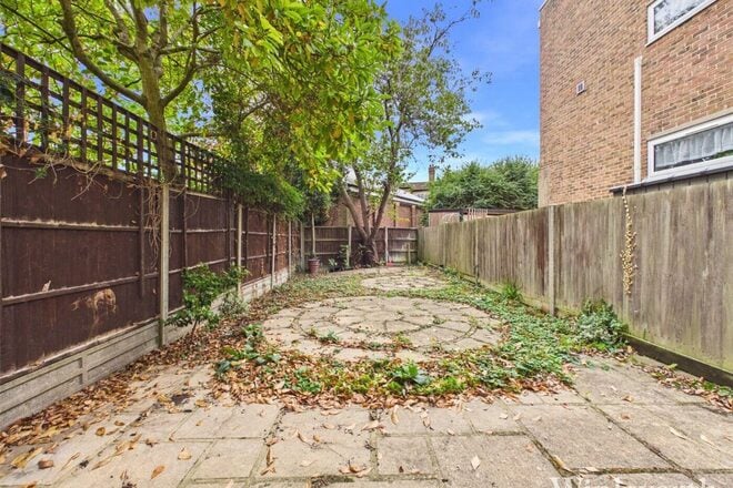 Deena Close, London, W3