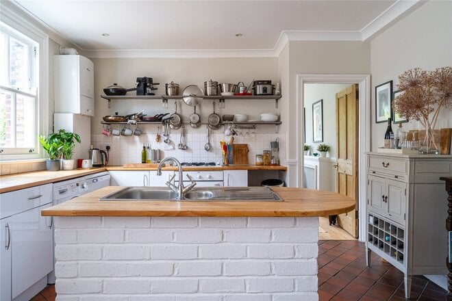 Salford Road, London, SW2