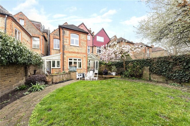 Daylesford Avenue, London, SW15