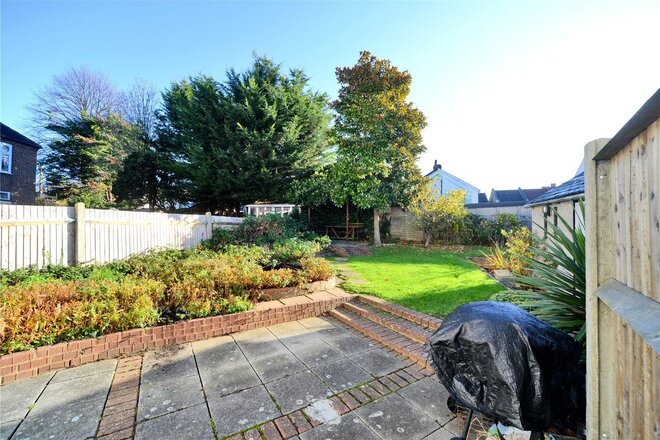 Hazlemere Gardens, Worcester Park, KT4