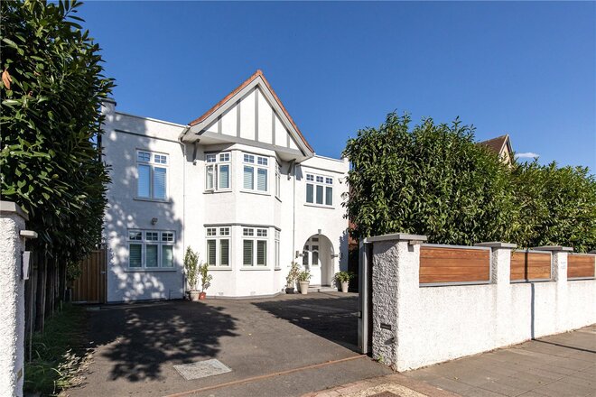 Gunnersbury Avenue, London, W5