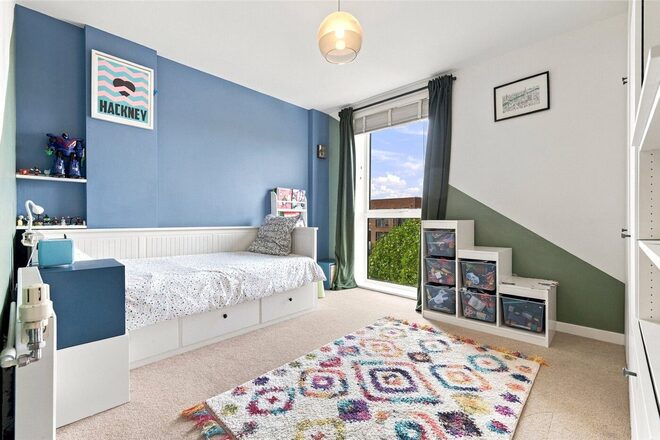 Bathurst Square, London, N15