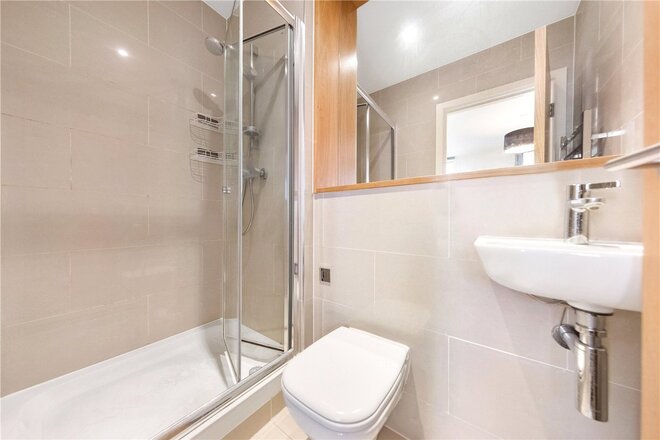 Narrowboat Avenue, Brentford, TW8