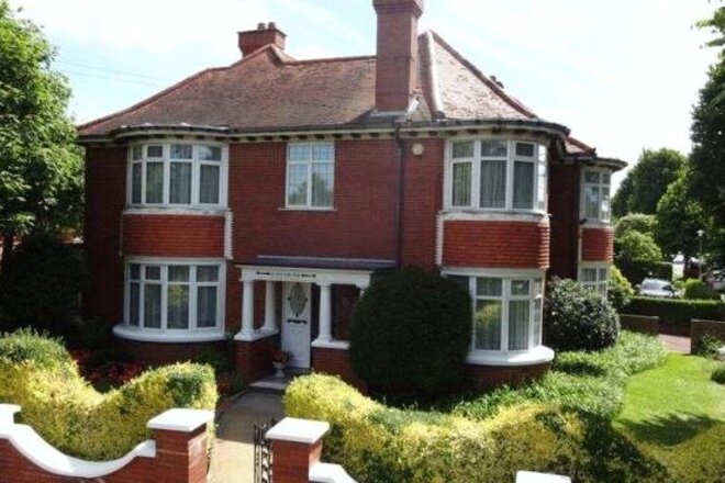 Hove Park Road, Hove, BN3