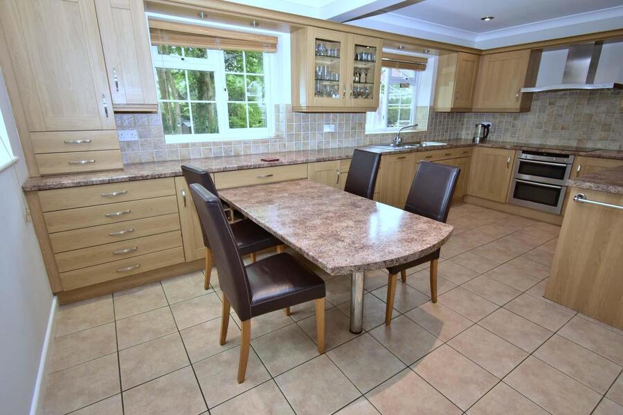 A KITCHEN.JPG