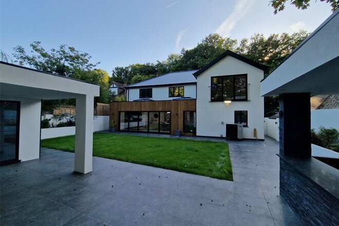 Wellington Avenue, Surrey, GU25