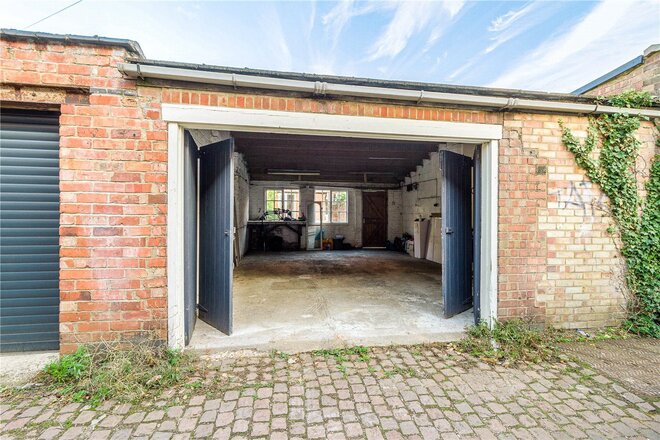 Holly Road, Abington, NN1