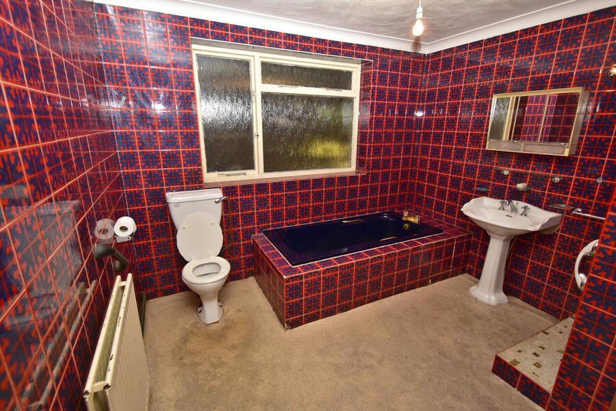 A BATHROOM.JPG