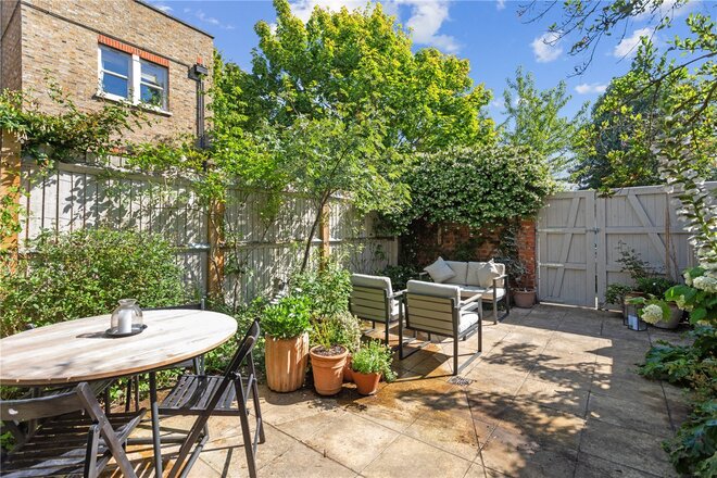 Deronda Road, London, SE24