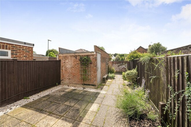 Riverside Gardens, Hampshire, SO51