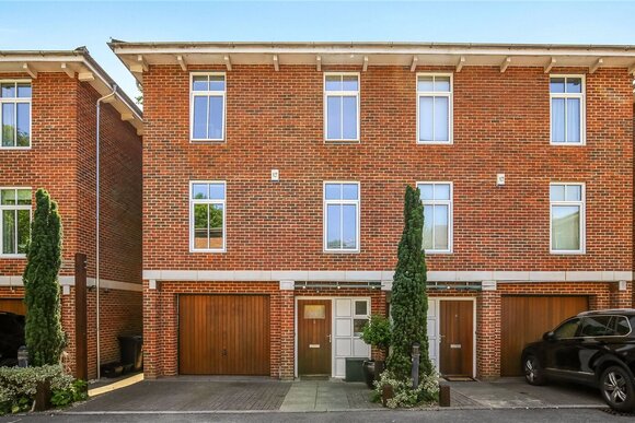 Thistledown Close, Hampshire, SO22