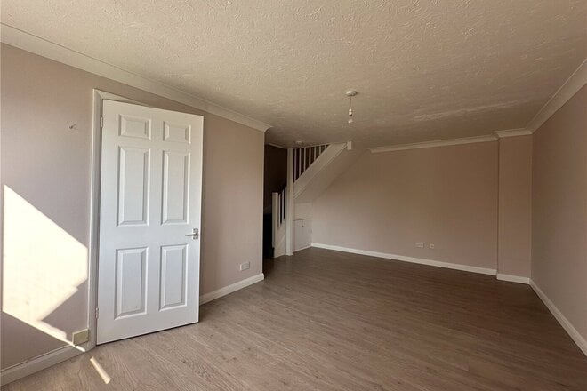 Moore Close, Farnham, GU10